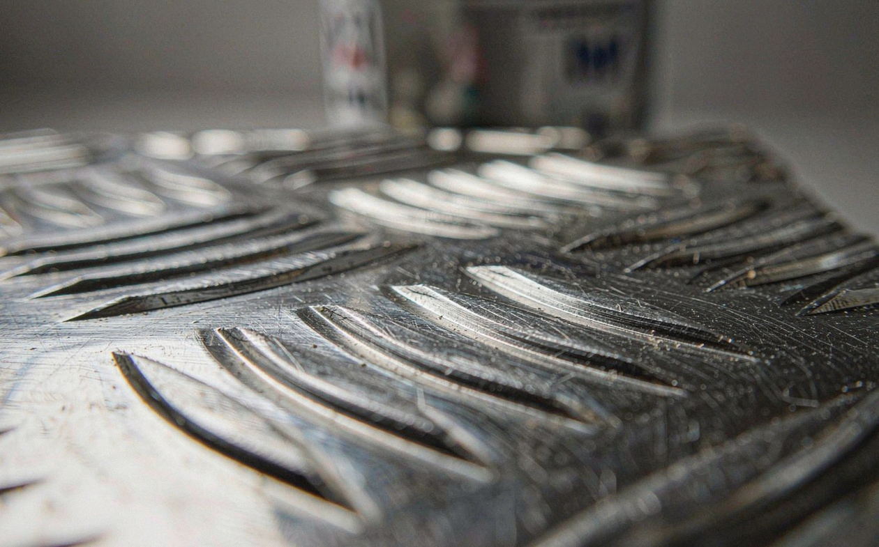 Five-bar aluminium tread plate surface